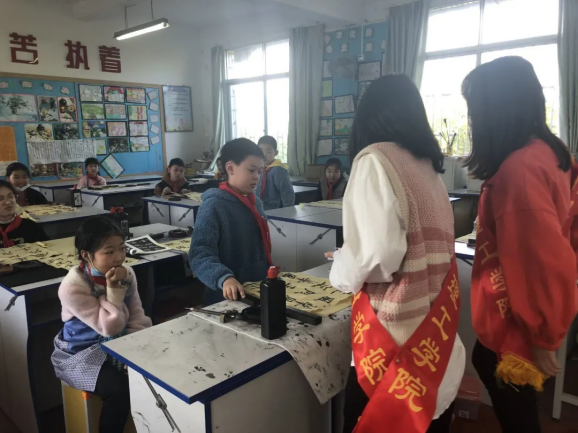 学党史 感党恩 争做党史宣讲志愿者丨 福州理工学院青年志愿者赴连江东岱中心小学开展结对共建活动