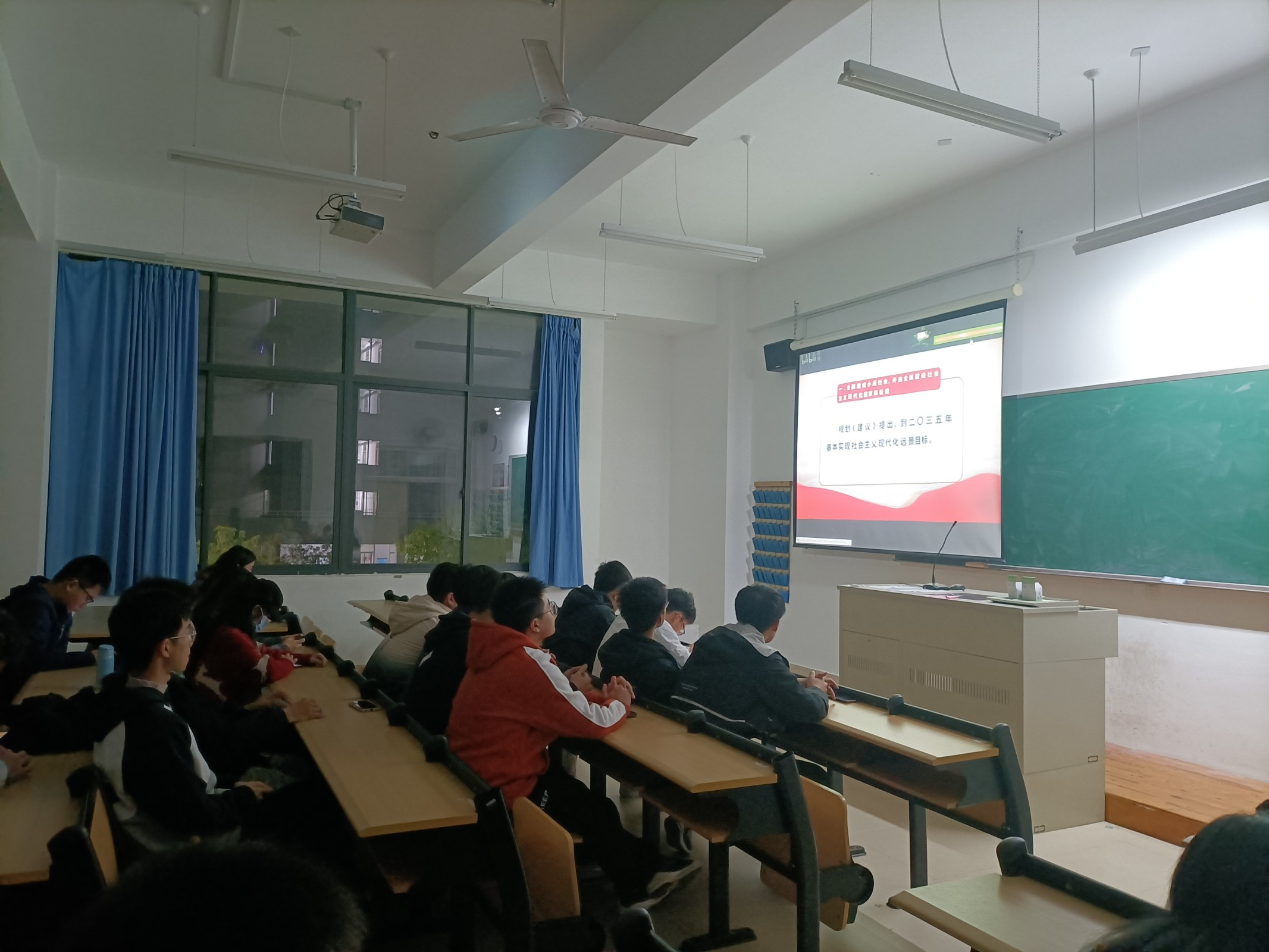 青春新征程，奋进十四五丨我校团委组织各级学生组织观看学习党的十九届五中全会精神直播云团课