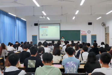 青春逐梦时 献礼二十大｜福州理工学院开展“以青年之担当 回望建团百年”专题讲座