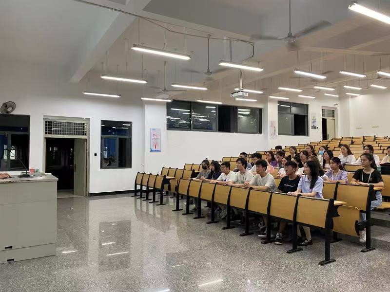福州理工学院青年学子热议省委十届十二次全会精神