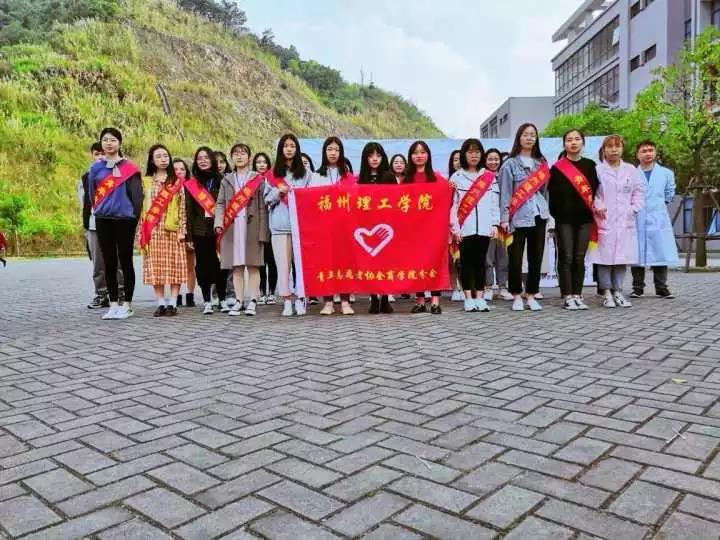 【爱在红十】校青年志愿者协会和校商学院青协分会共同展开献血车进校的无偿献血活动