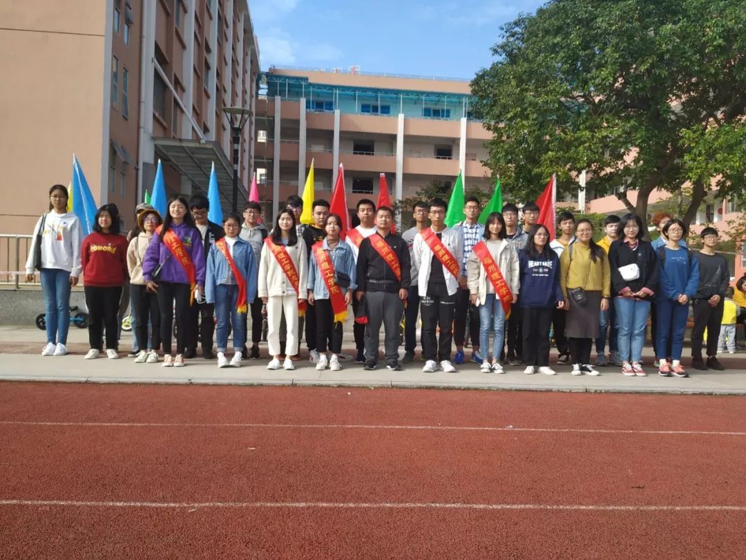 我校志愿者前往凤城中学协助举办幼儿园亲子运动会