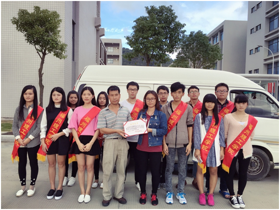 衣暖人心，爱心传递——记学院青年志愿者协会衣物募捐活动