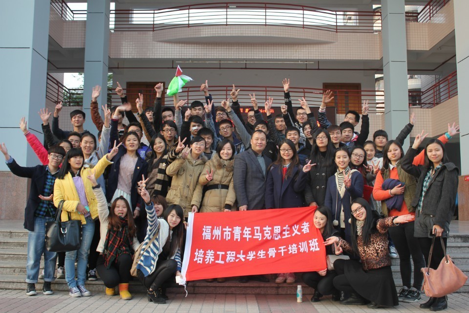 学院林雅霜等4名学生干部参加市青年马克思主义者培养工程骨干培训班